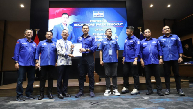 Ketua Umum DPP Partai Demokrat, Agus Harimurti Yudhoyono menyerahkan B1KWK kepada Ketua DPD Gerindra Sumut, Gus Irawan maju di Pilkada Tapsel 2024.