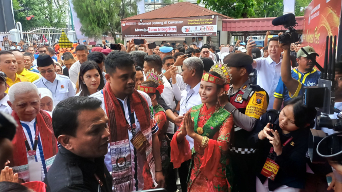 Bacalon Gubernur Sumut, Bobby Nasution ditemani sang istri, Kahiyang Ayu, tiba di Kantor KPU Sumut.