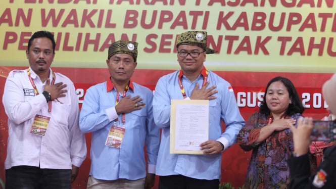 Paslon Bupati dan Wakil Bupati Deliserdang, Asri Ludin Tambunan dan Lom Lom Suwondo daftar ke KPU Kabupaten Deliserdang.