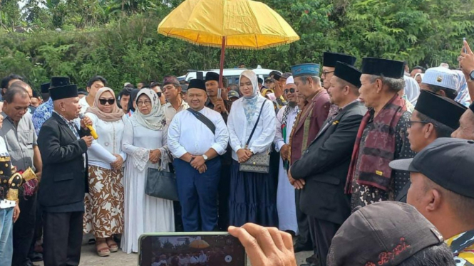 Bacalon Bupati Tapsel dari jalur independen, Dolly Pasaribu bersama ibunda dan istri saat tiba di depan kantor KPU Tapsel untuk mendaftar sebagai Calon Bupati periode 2024-2029.