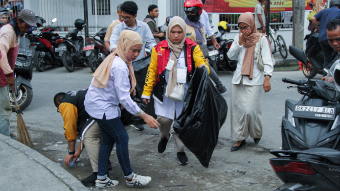 Aksi kutip sampah Tidar Sumut di Kantor KPU Sumut.