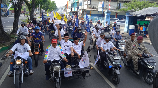 Ribuan pendukung mengantarkan paslon Wali dan Wakil Wali Kota Medan, Rico Waas - Zakiyuddin Harahap ke Kantor KPU Kota Medan.