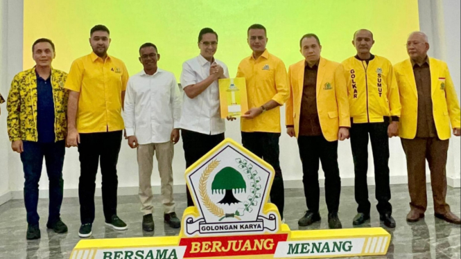 Ketua DPD Golkar Sumut, Musa Rajekshah menyerahkan B1KWK kepada Rico-Zaki.