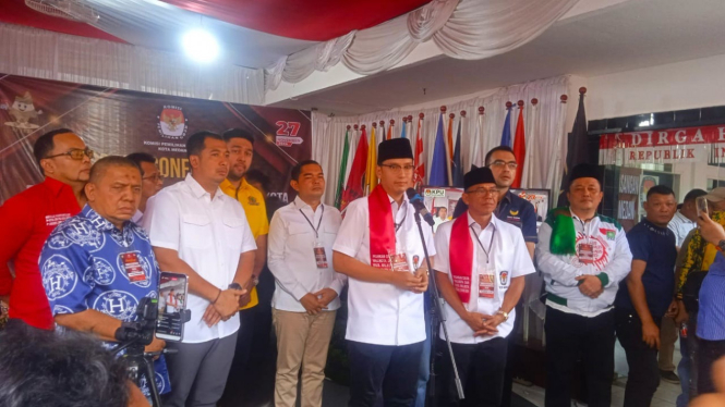 Rico Waas dan Zakiyuddin di KPU Medan.