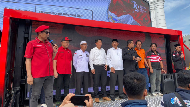 Calon Walikota dan Wakil Walikota Medan, Prof. Ridha Dharmajaya - Abdul Rani saat menuju Kantor KPU Kota Medan.