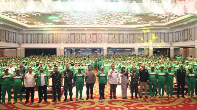 Pj Gubernur Sumut, Agus Fatoni dan Forkopimda bersama kontingen Sumut PON 2024.