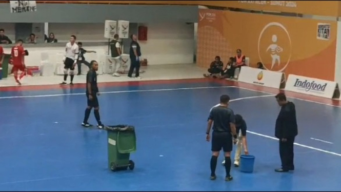 Wasit menghentikan laga futsal Sumut vs DKI akibat GOR Disporasu bocor.