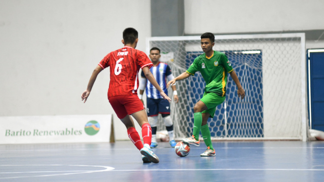 Pemain futsal Sumut (hijau) saat hadapi DKI Jakarta di PON 2024.