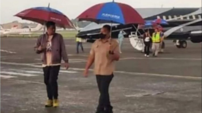 Diduga Wali Kota Medan, Bobby Nasution terlihat turun dari Jet Pribadi.