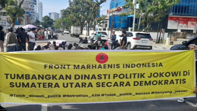 Aksi demo FMI Sumut di depan Kantor Gubernur Sumut.