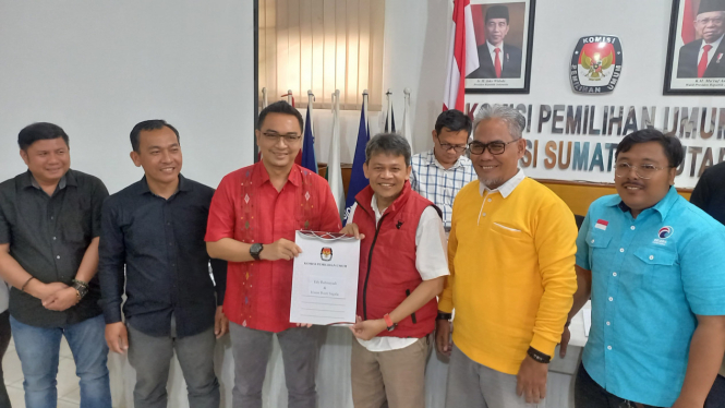 KPU Sumut serahkan hasil penelitian persyaratan administrasi kepada perwakilan Edy Rahmayadi - Hasan Basri Sagala.