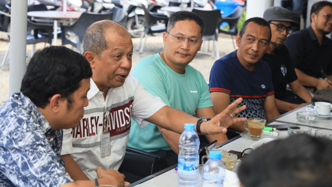 Kepala Cabang BPJamsostek Cabang Medan, Jefri Iswanto saat berdiskusi dengan jurnalis di Kota Medan.