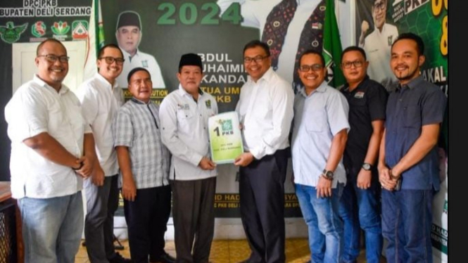 Bacalon Bupati Deliserdang, dr Asri Ludin Tambunan saat menerima surat keputusan dari PKB.