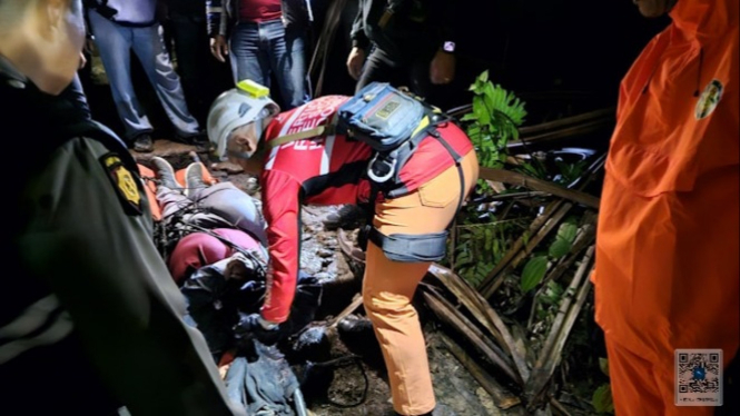 Jasad Ronny Syahputra tewas usai jatuh ke jurang Gunung Sibayak dievakuasi tim SAR Gabungan.