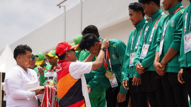 Tim drum band Jawa Timur menerima medali emas di PON 2024.