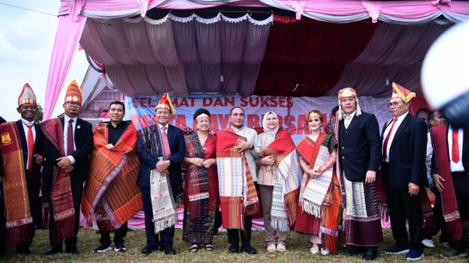 Bacalon Gubernur dan Wakil Gubernur Sumut, Edy Rahmayadi-Hasan Basri Sagala saat menghadiri Pesta Raya Patambor di Sibisa Toba.