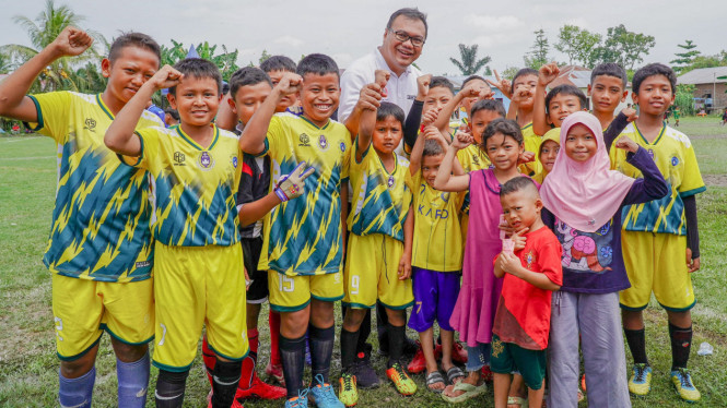 Ketum KONI Deliserdang, dr H Asri Ludin Tambunan membuka laga antar SSB.