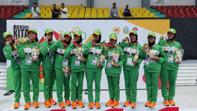 Tim atlet drum band Sumut raih medali emas keempat di PON 2024.