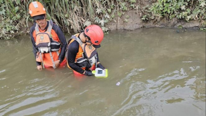 Basarnas Medan melakukan proses pencarian dan evakuasi bocah 11 tahun hanyut di Sungai Deli, Kota Medan.