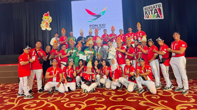 Ketua Umum PBFI Sumut, Herri Zulkarnaen Hutajulu bersama para juara, pengurus dan panitia pelaksana cabor binaraga fitness PON 2024.