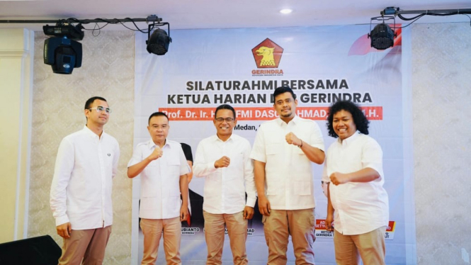 Raffi Ahmad dan Marshel Widianto bersama Sufmi Dasco Ahmad, Bobby Nasution dan Bacalon Wakil Wali Kota Medan, Zakiyuddin Harahap saat menghadiri konsolidasi Partai Gerindra di Kota Medan.