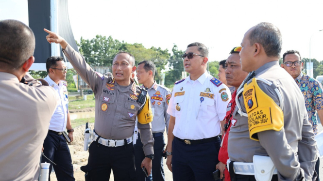 Dirlantas Polda Sumut, Kombes Muji Ediyanto dan Kadishub Sumut, Agustinus saat meninjau lokasi di sekitar Stadion Utama Sumut.