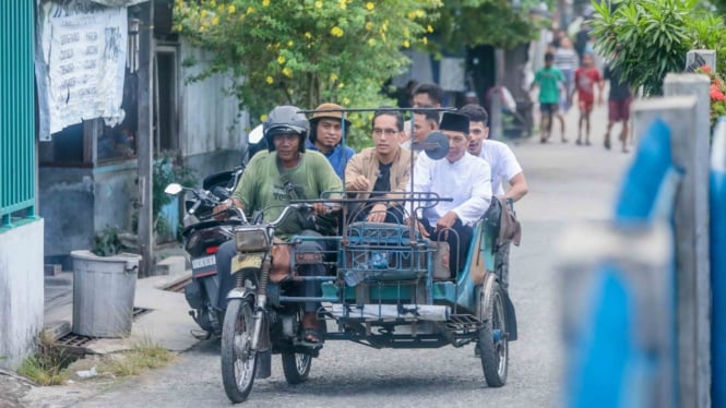 Bacalon Wali Kota Medan, Rico Waas naik betor menemui warga.