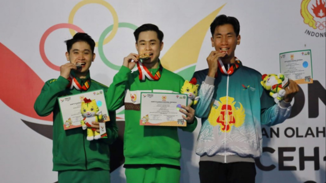 Harris Horatius (tengah) atlet wushu Sumut raih emas di PON 2024.