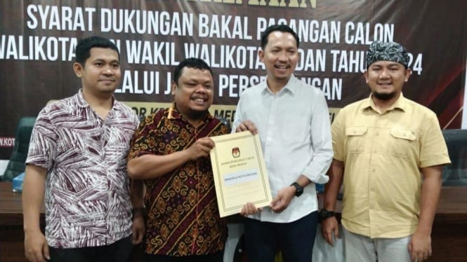 Anggota KPU Medan, M Taufiqurrahman Munthe, menyerahkan berita acara memenuhi syarat kepada salah partai pengusung.