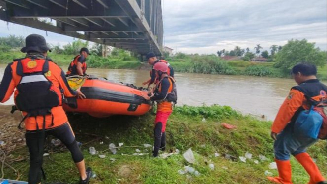 Tim SAR Gabungan mencari korban hanyut di Sungai Padang, Tebingtinggi.