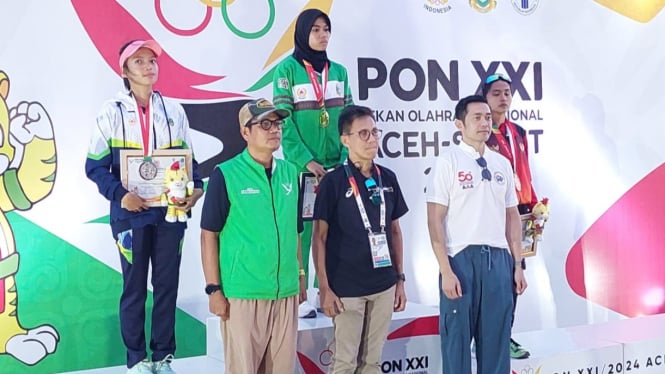 Pelari Sumut, Nella Agustin, raih emas Atletik  nomor 400 m gawang putri di PON XXI Aceh-Sumut 2024.