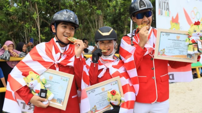 Aisha Maydina Hakim, putri Irfan Hakim (tengah) bersama tim berkuda DKI Jakarta sabet medali emas di PON 2024.