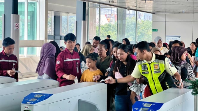 Aktivitas penumpang kereta api di Stasiun Medan.