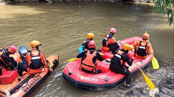 Tim SAR saat melakukan pencarian korban tenggelam di sungai.