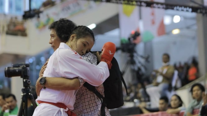 Karateka putri Sumut, Leica Al Humaira Lubis memeluk ayahnya, Andi Lubis usai berhasil raih medali emas PON 2024.