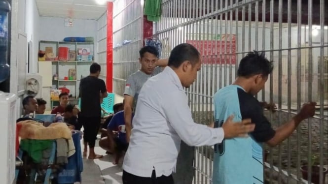 Petugas memeriksa langsung warga binaan pada razia insidentil Lapas Kelas IIB Siborongborong.