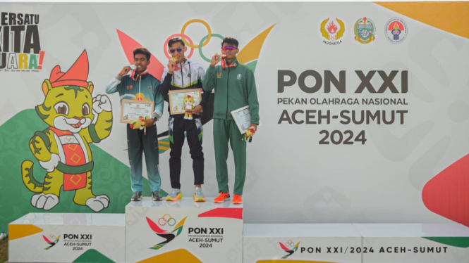 Atlet Jabar, Hendro (tengah) raih emas jalan cepat putra 20 km pada PON 2024.