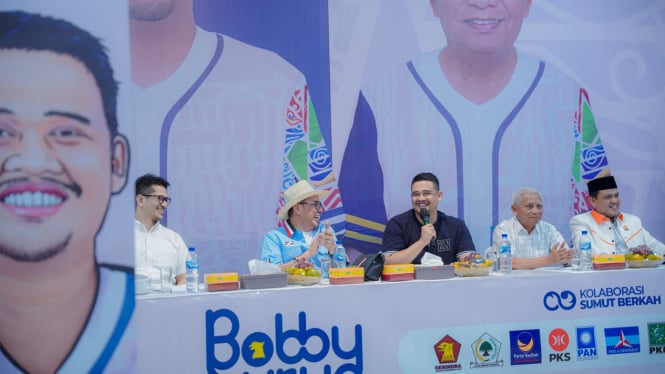 Paslon Gubernur dan Wakil Gubernur Sumut, Bobby Nasution-Surya, bersama Ketua Tim Pemenangan, Hinca Panjaitan (pakai topi).