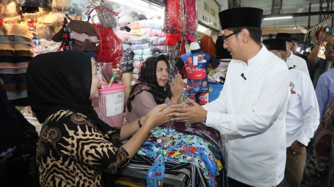 Bacalon Wali Kota Medan, Rico Waas menemui pedagang di Pusat Pasar Medan.