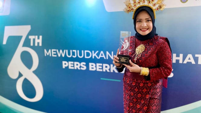 Kepala Humas USU, Amalia Meutia menerima penghargaan Media Relations Awards 2024.