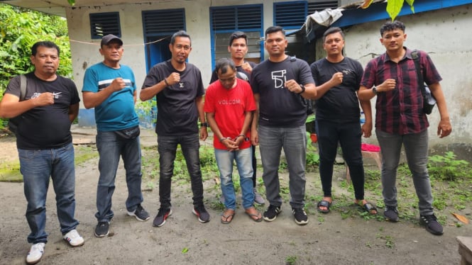 Sugianto alias Borok saat diamankan petugas kepolisian.