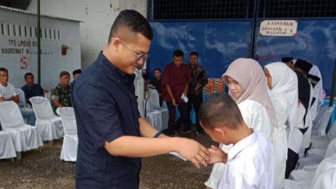 PT KSO Group Holding memberikan santunan ke anak yatim.