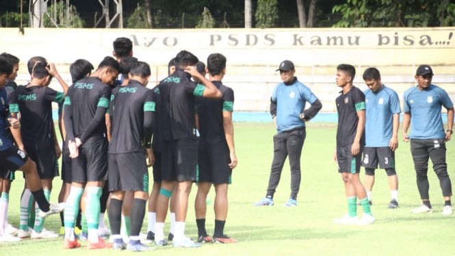 Pelatih PSMS Medan, Nil Maizar pimpin latihan pemain.