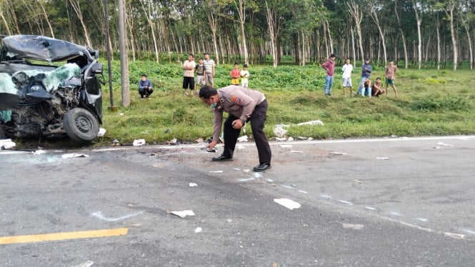 Polisi melakukan olah TKP lakalantas antara pikap Grand Max dengan truk Mitsubishi Lancer.