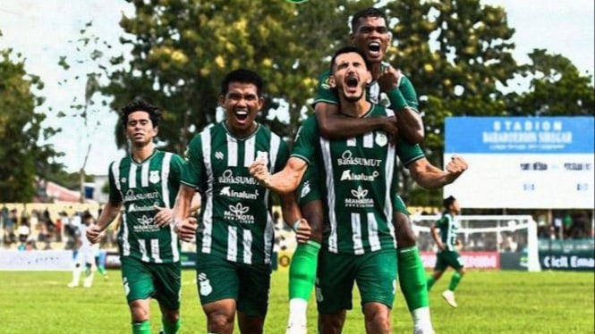 Pemain PSMS selebrasi usai mencetak gol.