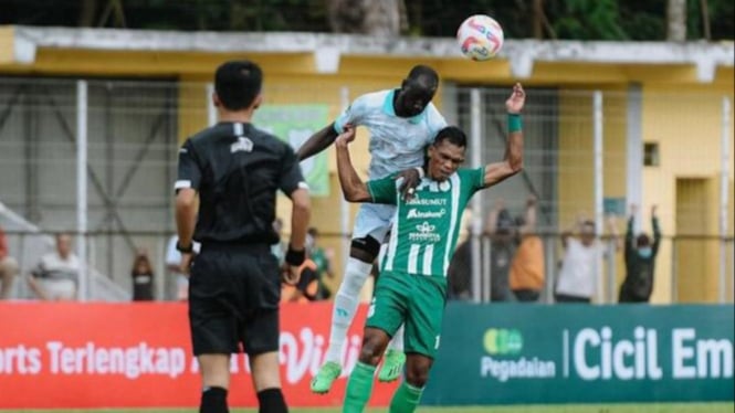 Pemain PSMS berebut bola dengan pemain Persikabo.