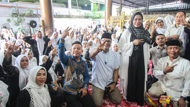 Calon Bupati Deliserdang, Asri Ludin Tambunan bersama ibu-ibu Majelis Taklim Halimah.