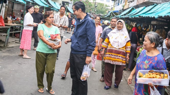 Calon Wali Kota Medan, Rico Waas temui warga dan pedagang di Pasar Hindu Medan.