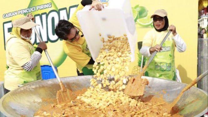 Aksi Chef Steby Rafael Masak & Makan Bareng (MABAR) Kuali Nusantara di Istana Maimun.