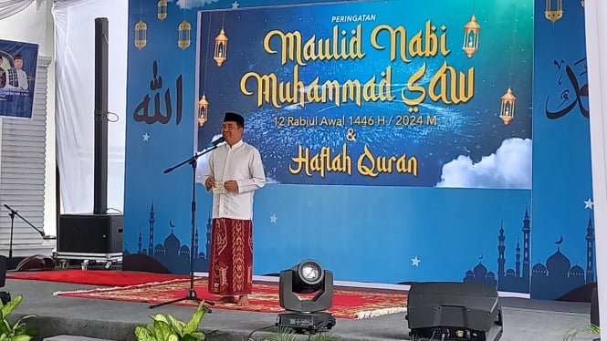 Tokoh masyarakat Sumut, Hasan Basri Sagala menghadiri Maulid Nabi Muhammad SAW, dan peletakan menara Masjid Fajar Ramadhan di Komplek JIP II, Kecamatan Medan Johor, Kota Medan.